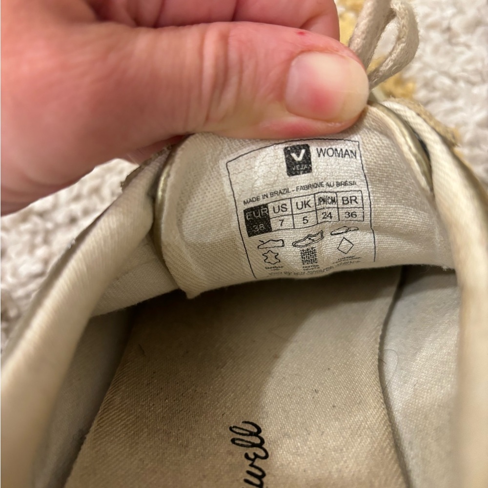 Madewell x Veja Esplar Low Sneakers in Star-Embroidered Gold Leather - Picture 6 of 7